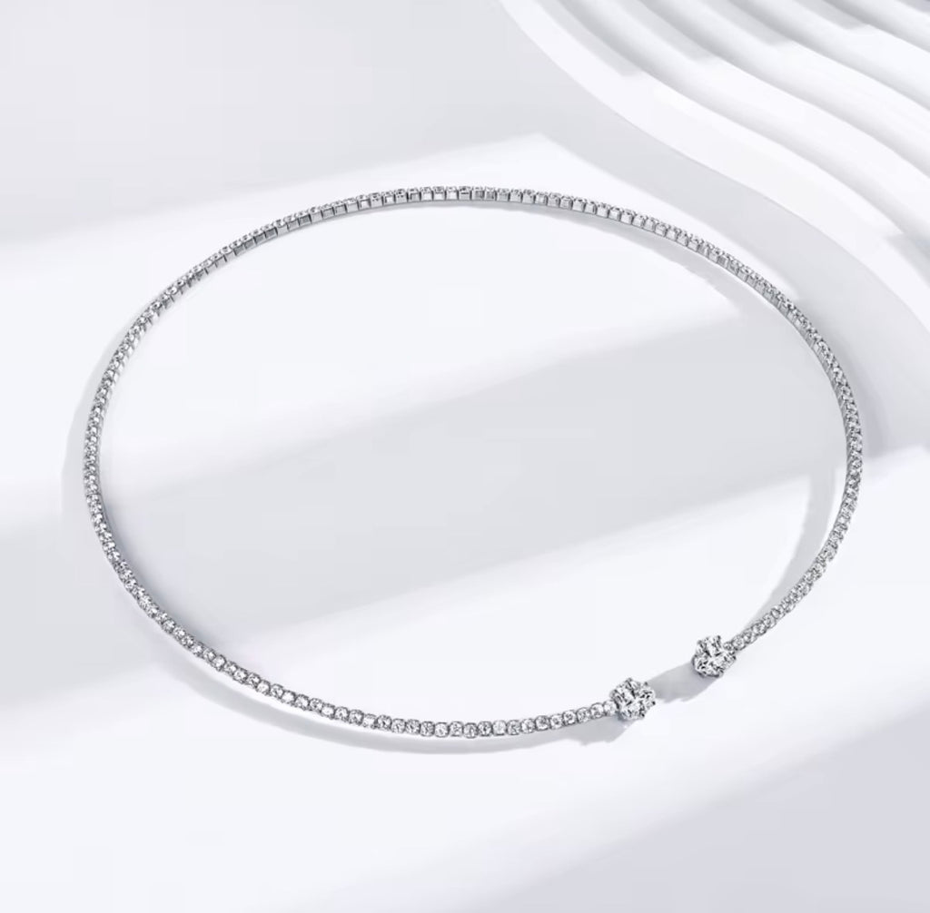 Moissanite liefdeshart choker ketting close-up - GRA-gecertificeerd - Aylé Jewelry