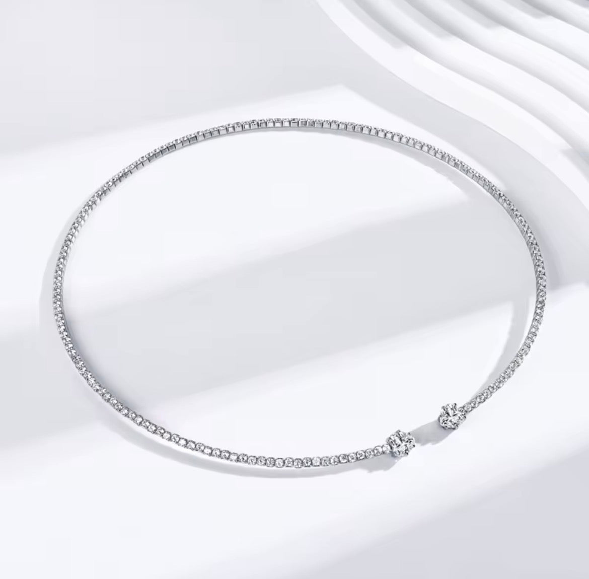 Moissanite liefdeshart choker ketting close-up - GRA-gecertificeerd - Aylé Jewelry