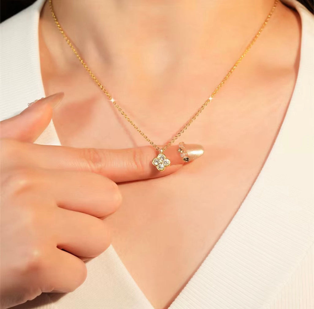 Klavertje vier moissanite ketting goud om de nek