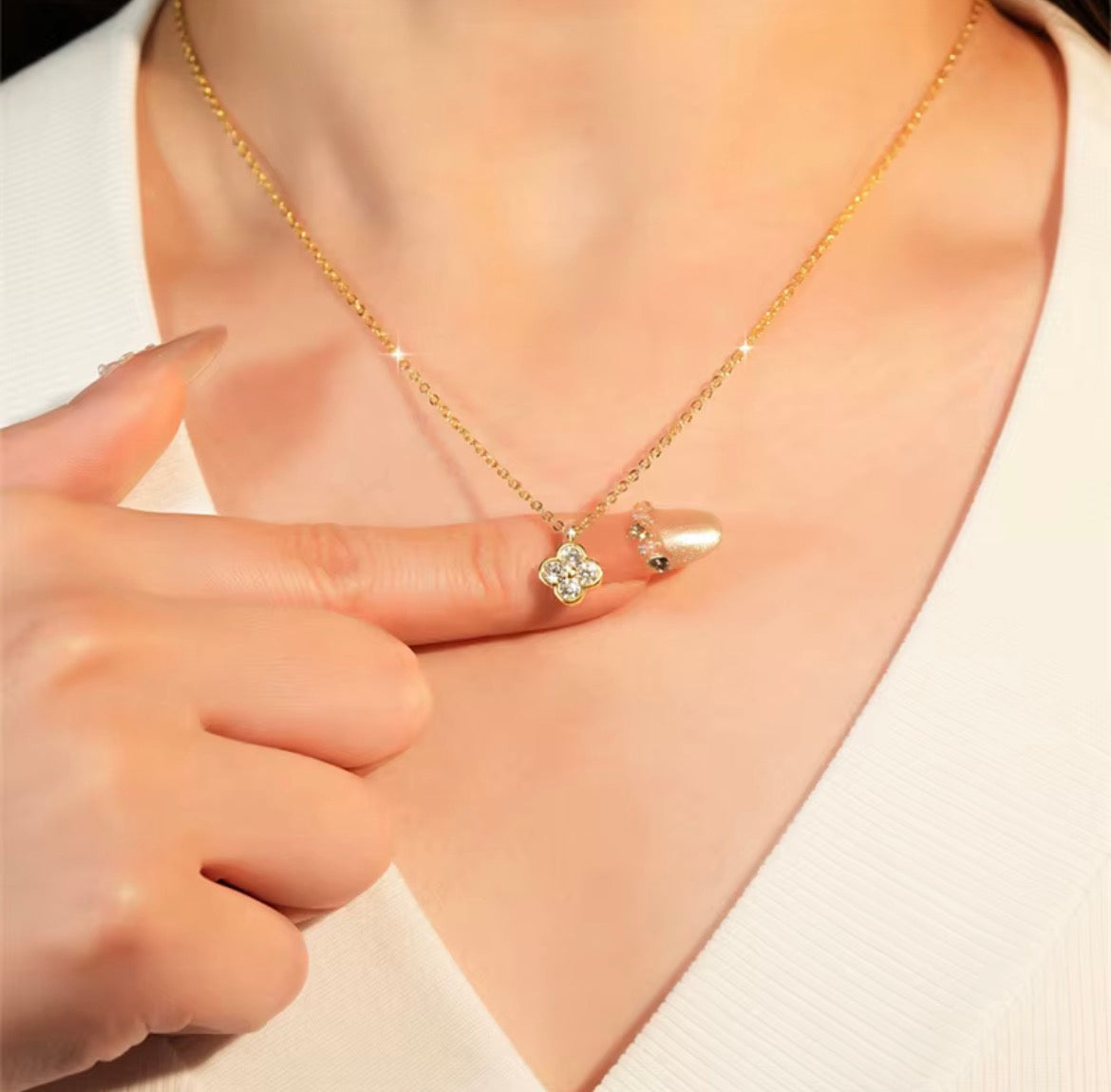Klavertje vier moissanite ketting goud om de nek