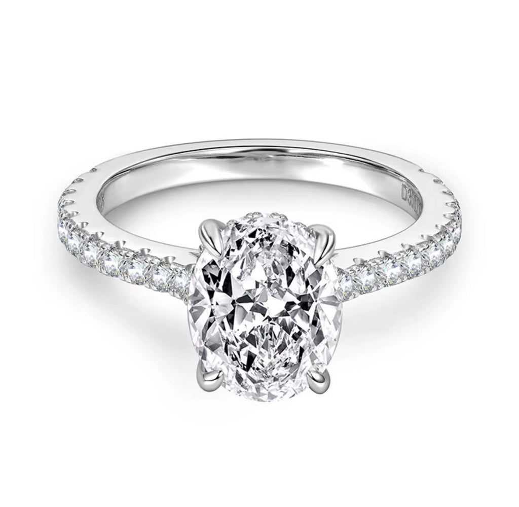 Ovale moissanite verlovingsring geelgoud op blauwe stof