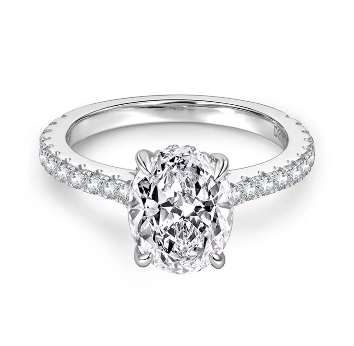 Ovale moissanite verlovingsring geelgoud op blauwe stof