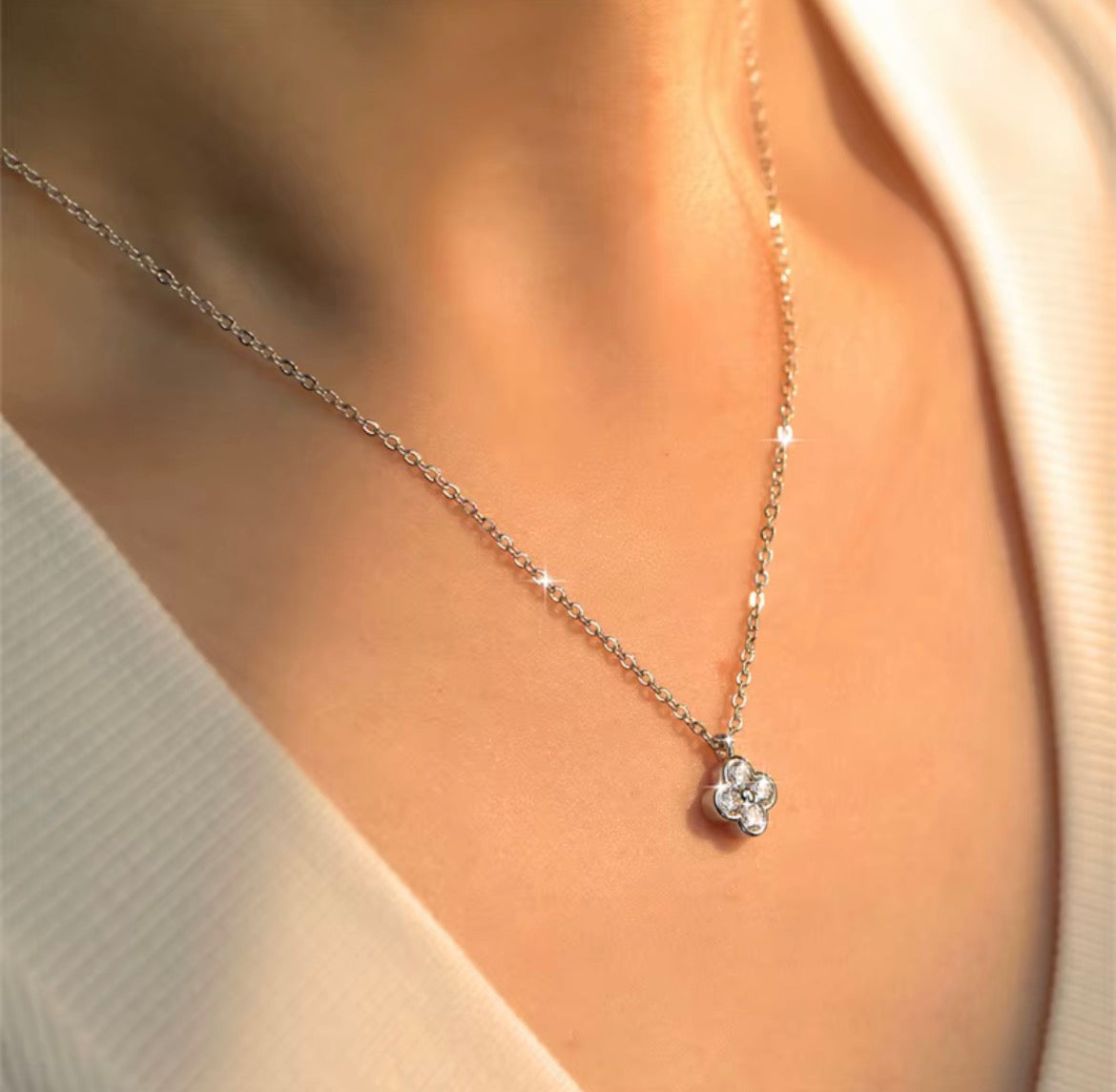 Klavertje vier moissanite ketting zilver om de nek