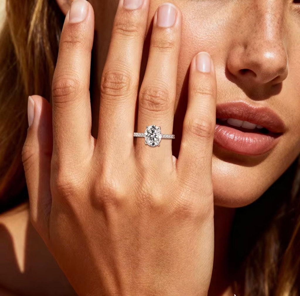 Ovale moissanite verlovingsring zilver – close-up steen