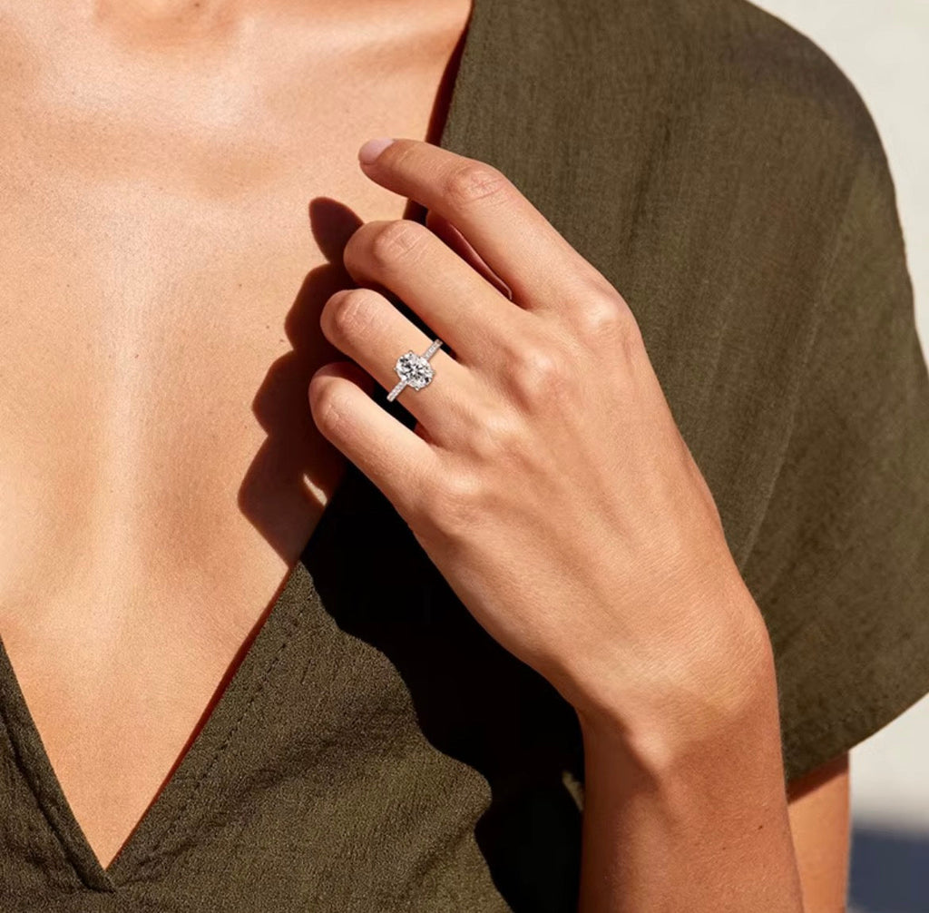 Ovale moissanite verlovingsring geelgoud aan de vinger – lifestyle
