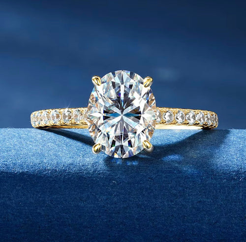 Ovale moissanite verlovingsring witgoud op blauwe stof