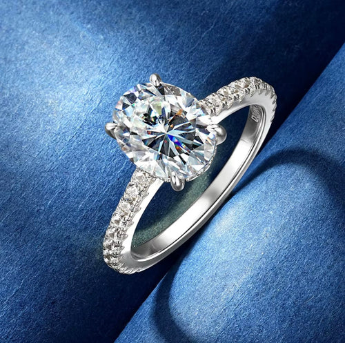 Ovale moissanite verlovingsring geelgoud close-up in hand