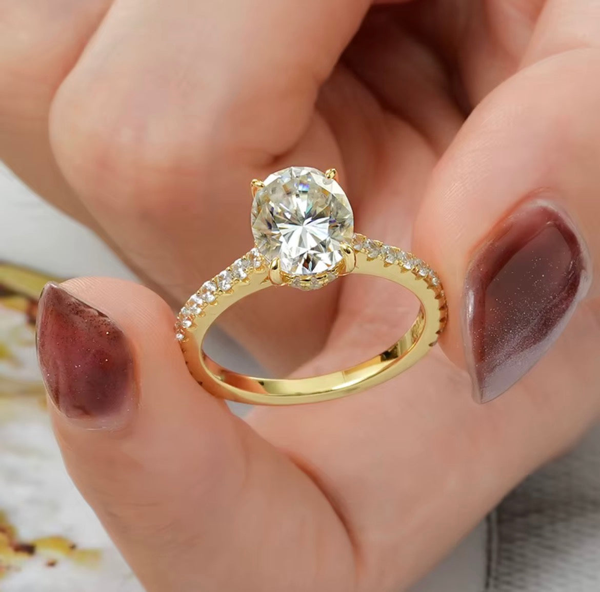 Ovale moissanite verlovingsring zilver aan de vinger – lifestyle